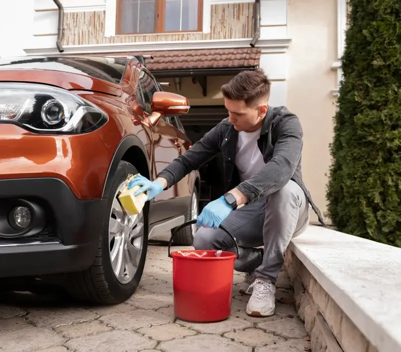 Lavage auto à domicile Saint-Félix-de-Sorgues : professionnel intervenant sur un véhicule